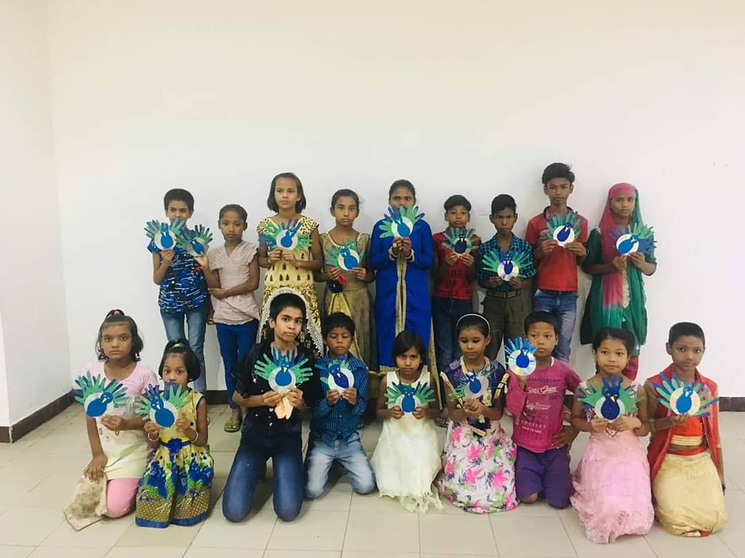 KNMAIndia's tweet photo. Children from Saksham NGO visited Kiran Nadar Museum of Art Noida for an art workshop on ‘Peacock with waste material like CD’. 

#ArtEducation #FreeArtWorkshop #Workshop #ArtWorkshop #Artist #IndianArt #IndianArtist #Museum #Exhibition #KiranNadarMuseumOfArt #KNMA #Noida https://t.co/bavVQB3iSN