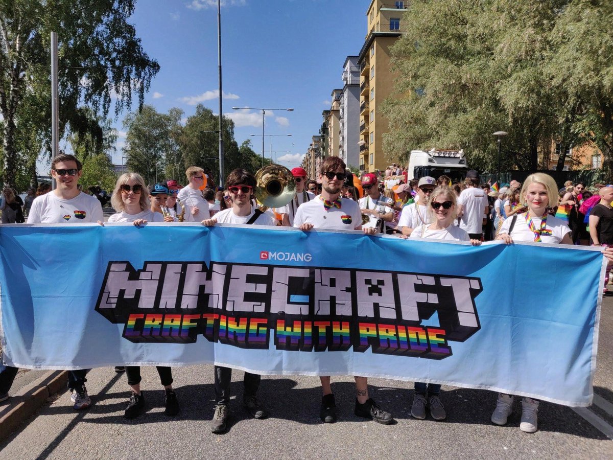 Владельцы игры Minecraft - устроили марш равенства в поддержку ЛГБТ сообщес...