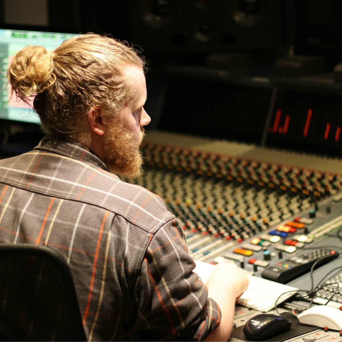 SSRldn's tweet photo. One of our in house engineers Jim recording drums last week for Auntie Flo All our studios are affordable and available to rent out by the hour, click the link in our bio to find out more…

#ssr #ssrldn #ssrlondon #music#audio #studio #studiotime#audioengineering #mixing https://t.co/E0sZoAqmo4