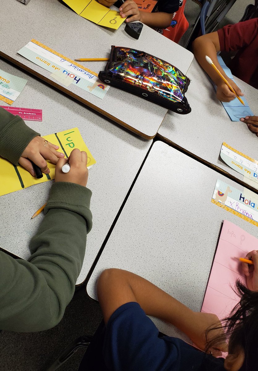 PaoMontero13's tweet photo. Los estudiantes hicieron un excelente trabajo identificando las herramientas que usan los científicos!!! Students did a great job identifying tools that scientists use!  #4thgradeDual @ajbushelem @BushScience @AliefScience https://t.co/hkyorH2xx2