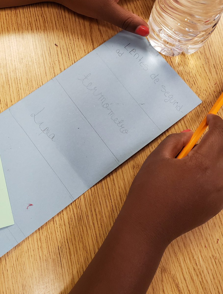 PaoMontero13's tweet photo. Los estudiantes hicieron un excelente trabajo identificando las herramientas que usan los científicos!!! Students did a great job identifying tools that scientists use!  #4thgradeDual @ajbushelem @BushScience @AliefScience https://t.co/hkyorH2xx2