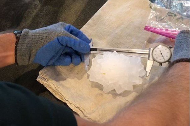 JasonBoyerWLOS's tweet photo. WOW! The largest hailstone ever recorded in Colorado fell in Kit Carson County yesterday, Aug. 13. Experts say it was 4.83 inches in diameter!⠀
⠀
#hail #colorado #bethune #kitcarsoncounty #cowx #storms #weather #hailstone https://t.co/TkHdpXtEmm https://t.co/rKCGFLfrDD