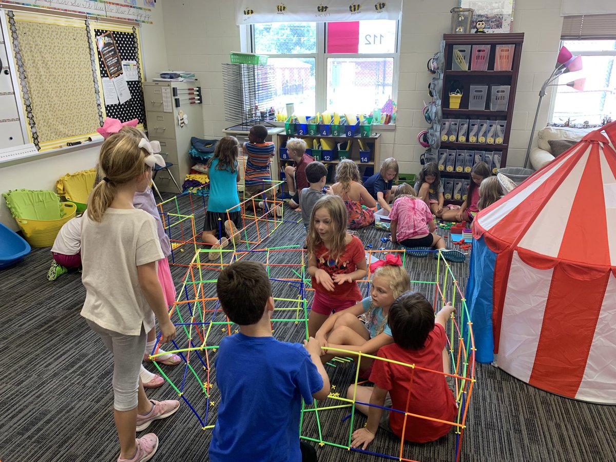 MESHoneyBees's tweet photo. Fun Friday with @MillerAveryWG was so much fun! I love that all the students got along and shared! What a great first week back! #HoneyBeeNation #AveryWay #AveryPOP https://t.co/SbGPYagXrX