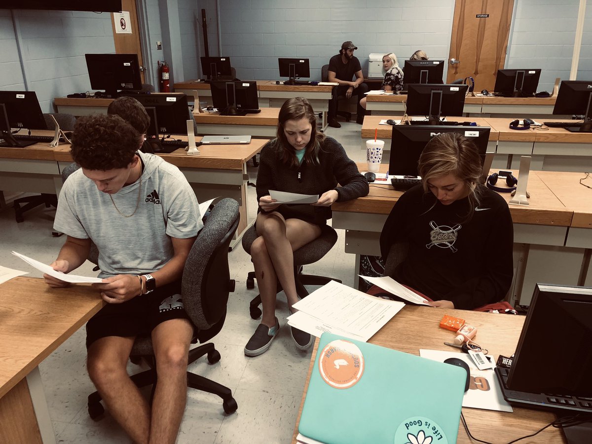 workbasedcscc's tweet photo. First year seminar bootcamp students are back on campus...and we couldn’t be more excited! Business learning community bootcamp was hard at work on resume building today- and engaged in group work! #bringonthesemester #fys #blc @clevelandstate https://t.co/nAwZWXwndE