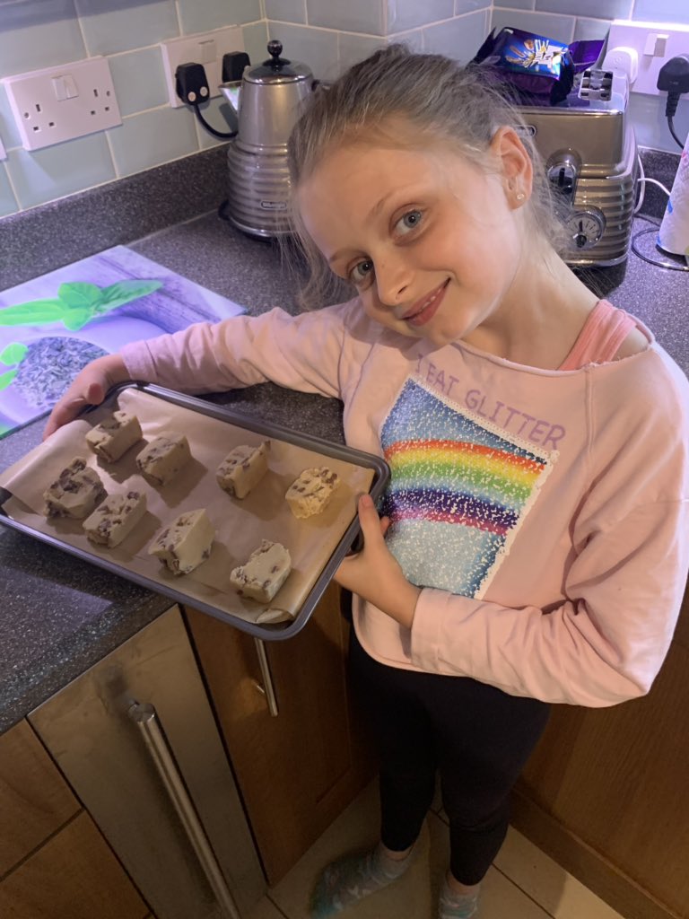 livvyloo1's tweet image. Friday night cookie night #minibaker #kindacheated #herchoice