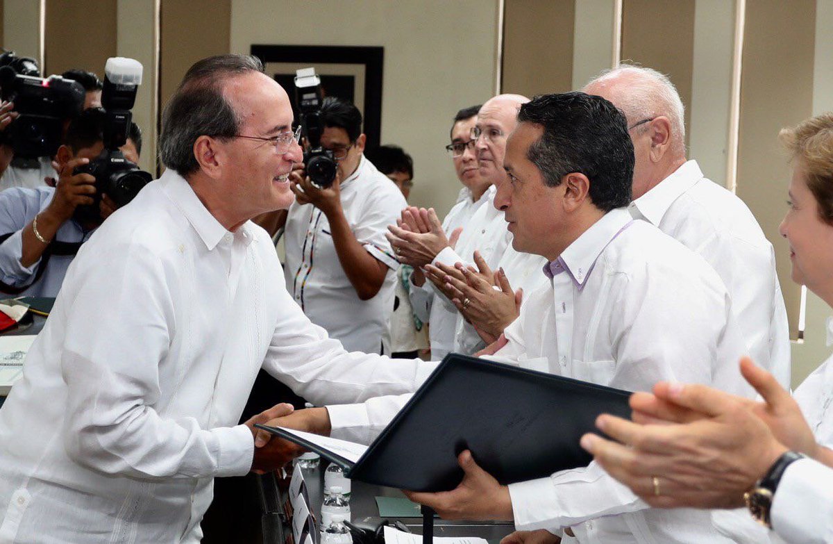 Le deseo mucho éxito al Mtro. <a href="/Fco_LopezMena/">Francisco López Mena</a>, nuevo rector de la máxima casa de estudios del Estado, la <a href="/uqroo_mx/">Universidad Autónoma del Estado de Quintana Roo</a>. Reitero el compromiso de mi gobierno en apoyar a los jóvenes quintanarroenses que buscan un futuro de oportunidades, para alcanzar sus sueños.