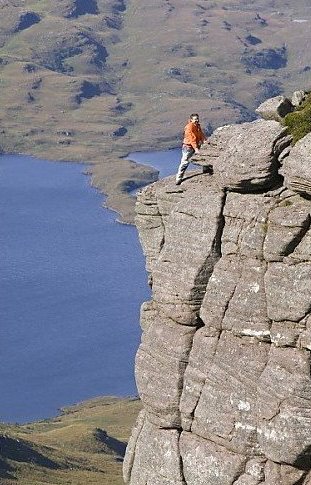 tourscotland's tweet photo. Tour #Scotland travel Blog of a climber on #Stac #Pollaidh mountain on visit to the #Northwest #Highlands. The peak displays a rocky crest of Torridonian sandstone, with many pinnacles and steep gullies https://t.co/5IjZNlmvh5 https://t.co/dXVGuEGuDA