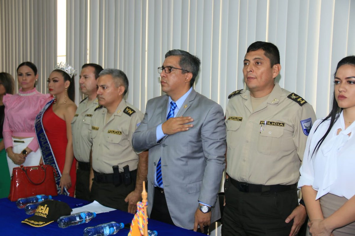 DrCamiloSalinas's tweet photo. Sabemos el trabajo desplegado por la @PoliciaEcuador en la lucha contra la inseguridad de la provincia, es así que junto al Coronel de la Zona y Subzona de Policía, entregamos reconocimientos a los servidores policiales que han destacado en sus procedimientos https://t.co/FMKHuCz5Du