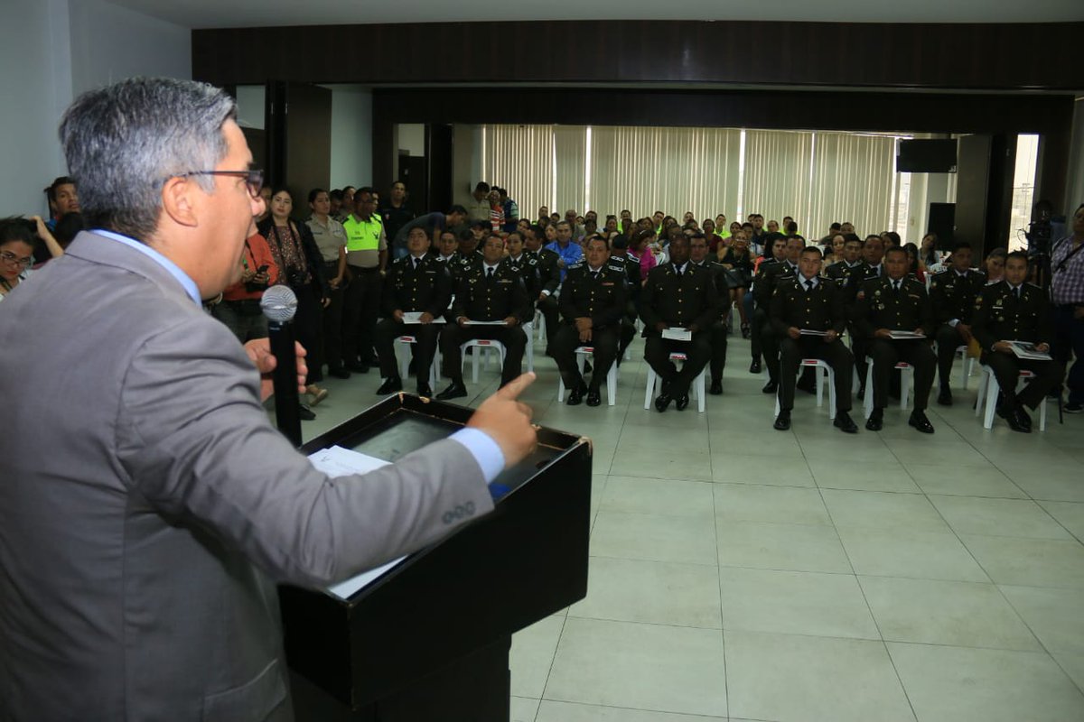 DrCamiloSalinas's tweet photo. Sabemos el trabajo desplegado por la @PoliciaEcuador en la lucha contra la inseguridad de la provincia, es así que junto al Coronel de la Zona y Subzona de Policía, entregamos reconocimientos a los servidores policiales que han destacado en sus procedimientos https://t.co/FMKHuCz5Du