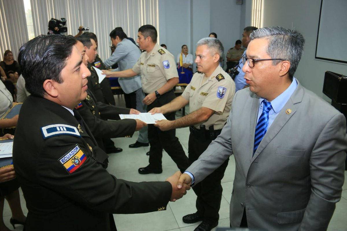 DrCamiloSalinas's tweet photo. Sabemos el trabajo desplegado por la @PoliciaEcuador en la lucha contra la inseguridad de la provincia, es así que junto al Coronel de la Zona y Subzona de Policía, entregamos reconocimientos a los servidores policiales que han destacado en sus procedimientos https://t.co/FMKHuCz5Du