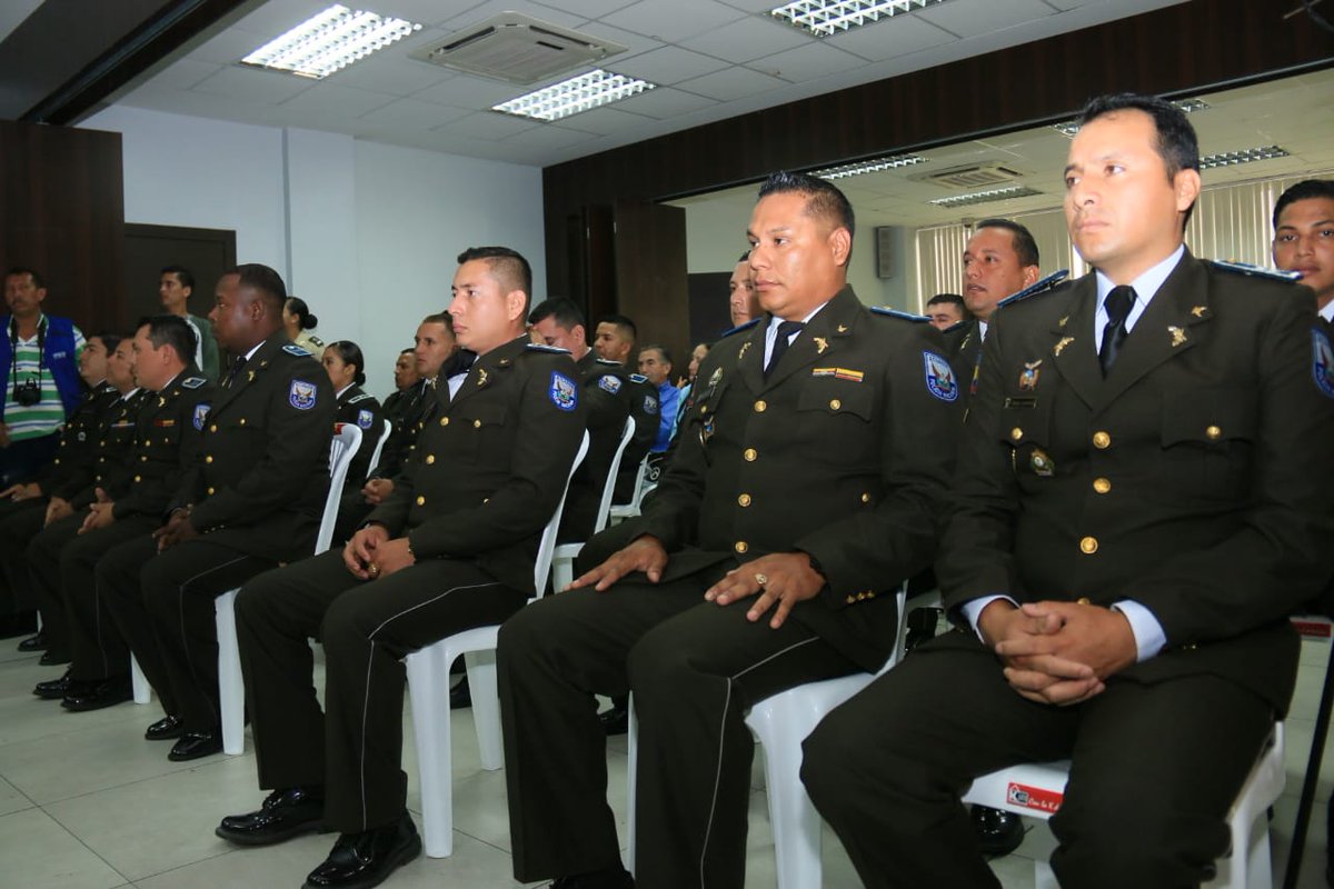 DrCamiloSalinas's tweet photo. Sabemos el trabajo desplegado por la @PoliciaEcuador en la lucha contra la inseguridad de la provincia, es así que junto al Coronel de la Zona y Subzona de Policía, entregamos reconocimientos a los servidores policiales que han destacado en sus procedimientos https://t.co/FMKHuCz5Du