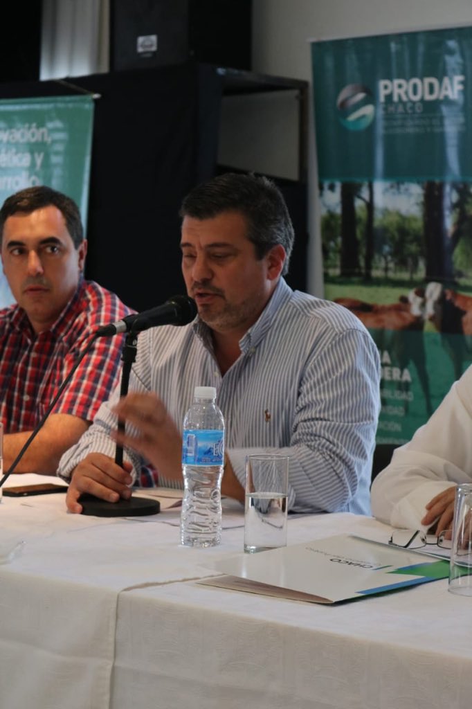 produccionchaco's tweet photo. #PRODAF (Programa de Desarrollo Rural y Agricultura Familiar) 👇🏻
El Mtro. @repettomj y otras autoridades, acompañaron al Gob. @domingopeppo a la entrega de $ 40 millones en Aportes No Reintegrables para productores algodoneros y ganaderos en la Sociedad Rural de #VillaÁngela. https://t.co/87uNVGKHR9