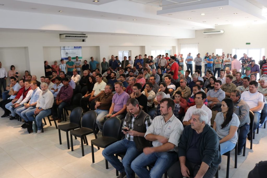 produccionchaco's tweet photo. #PRODAF (Programa de Desarrollo Rural y Agricultura Familiar) 👇🏻
El Mtro. @repettomj y otras autoridades, acompañaron al Gob. @domingopeppo a la entrega de $ 40 millones en Aportes No Reintegrables para productores algodoneros y ganaderos en la Sociedad Rural de #VillaÁngela. https://t.co/87uNVGKHR9
