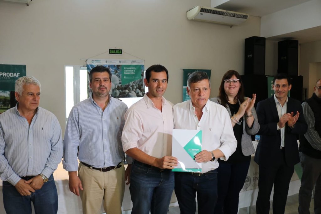 produccionchaco's tweet photo. #PRODAF (Programa de Desarrollo Rural y Agricultura Familiar) 👇🏻
El Mtro. @repettomj y otras autoridades, acompañaron al Gob. @domingopeppo a la entrega de $ 40 millones en Aportes No Reintegrables para productores algodoneros y ganaderos en la Sociedad Rural de #VillaÁngela. https://t.co/87uNVGKHR9