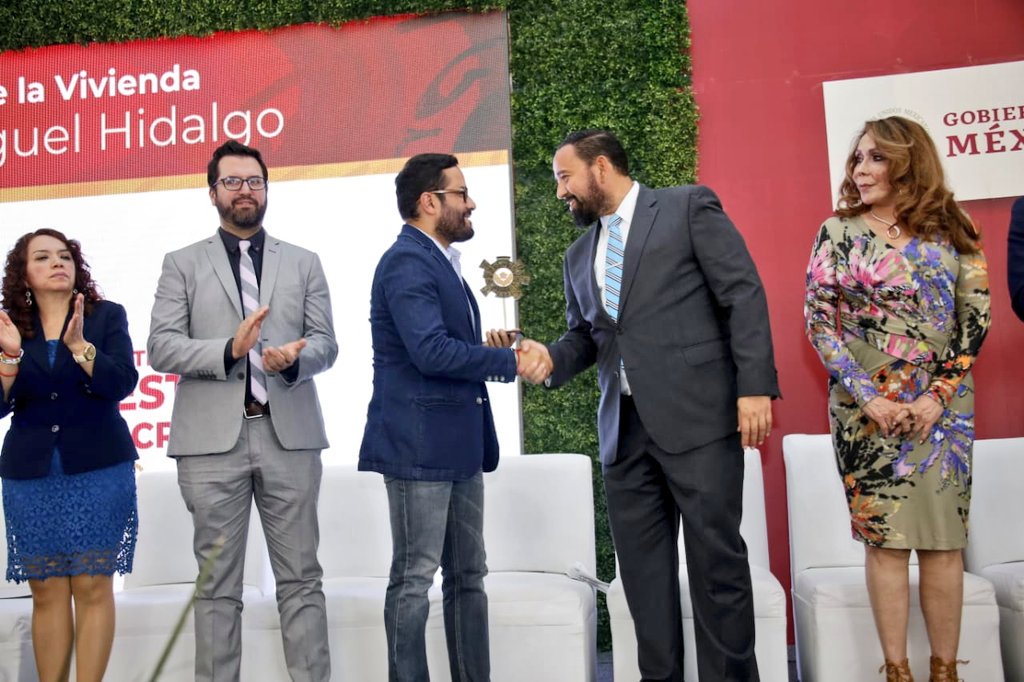 FOVISSSTEmx's tweet photo. La @AlcaldiaMHmx recibió a la Caravana de la Vivienda para brindar información sobre nuestros trámites y ofertas crediticias. La inauguración estuvo a cargo del Vocal Ejecutivo, Agustín Rodríguez López @ArqAgustin19 y el alcalde de la demarcación Víctor Hugo Romo @vromog https://t.co/5iJmf7ioxF