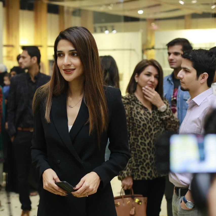 showbiz_all's tweet photo. #RababHashim at the 50th anniversary of the Apollo 11 Moon landing and Omega’s iconic role on board #HappeningNow.
#Moonwatch #Omegawatches #ampmpk #sonraj @ampm_pk @sonrajofficial #KHIevents #Karachi https://t.co/HdML6NePxD