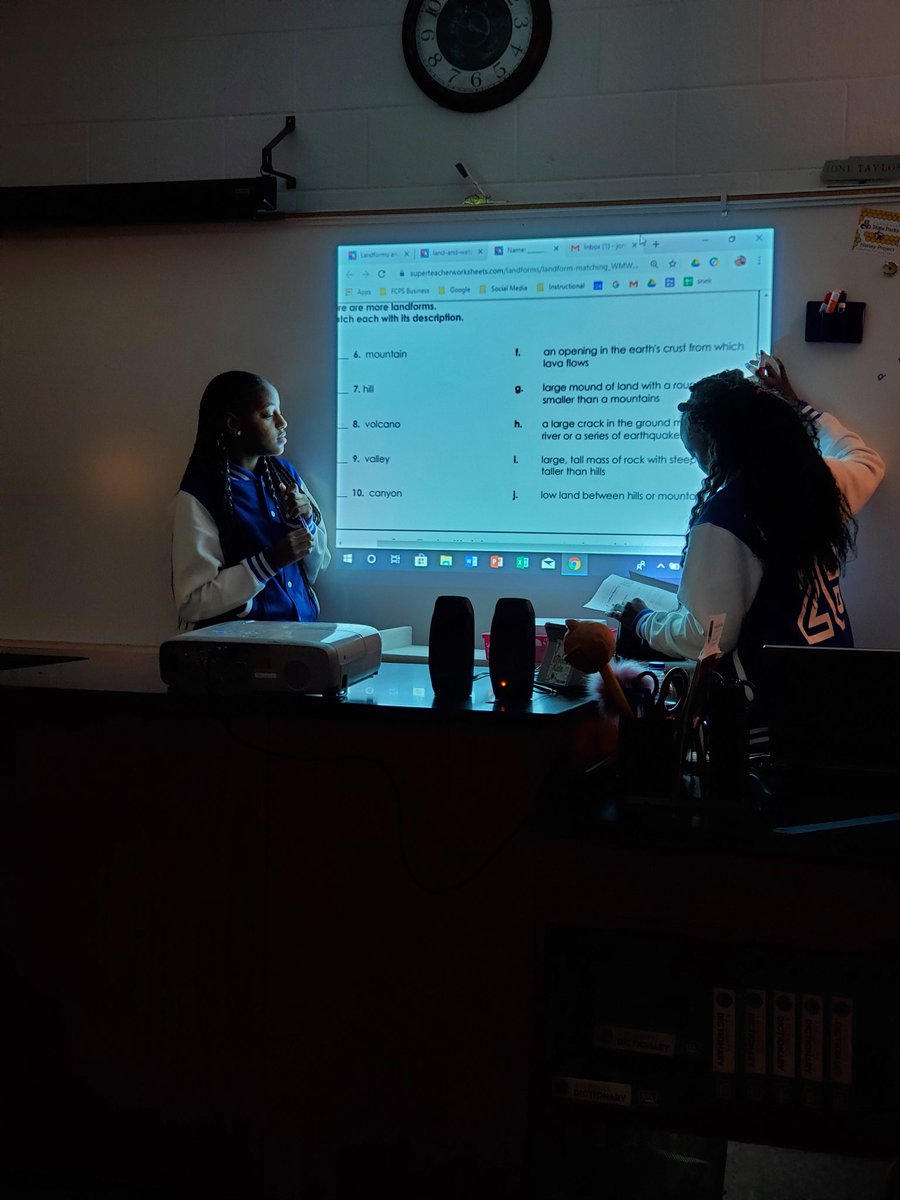 mrsjtscience's tweet photo. A lot of student teaching today! #BackToSchool2019 #teachertired @EJHSBulldogCtry @suptking #streamfcps1920 https://t.co/xUXPIwOQdz