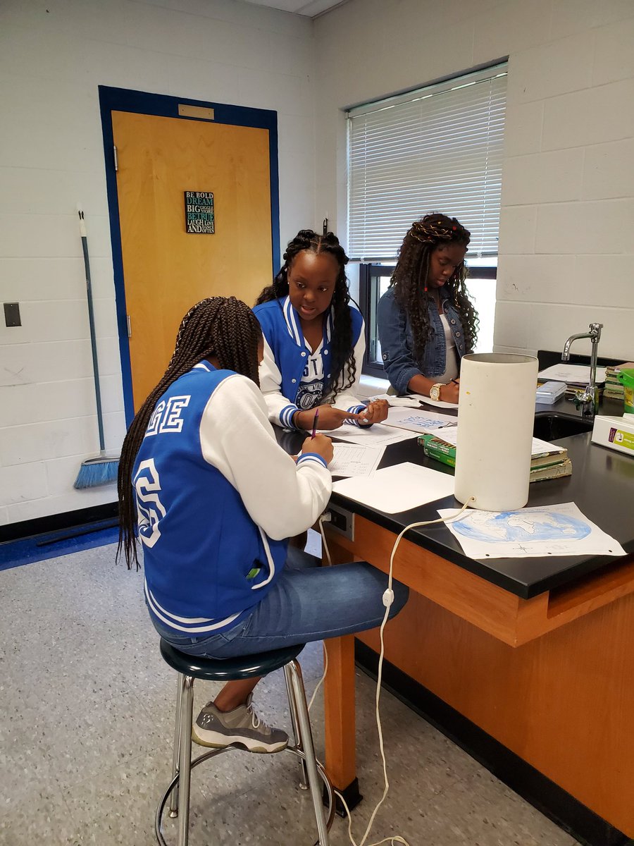 mrsjtscience's tweet photo. A lot of student teaching today! #BackToSchool2019 #teachertired @EJHSBulldogCtry @suptking #streamfcps1920 https://t.co/xUXPIwOQdz