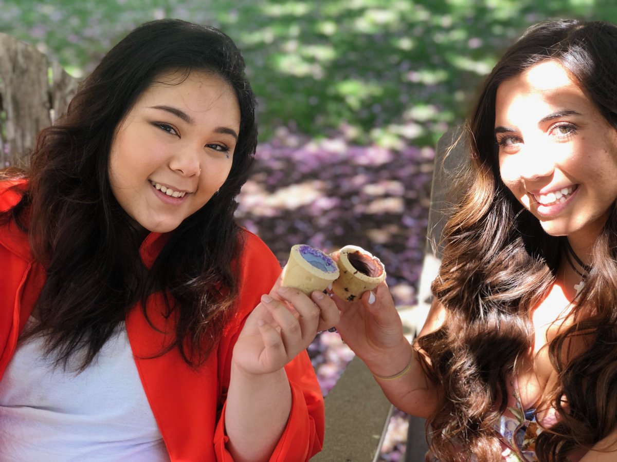 DearMishka's tweet photo. Happy Friday!! 🙂 Start the weekend off right with a Cookie Cup 🤤💜
.
.
.
#snackadabra #snacksquad #cookiecups #cookieshotglasses #yummy #cookies #happy #phillyfood https://t.co/gNUTFWhmPz