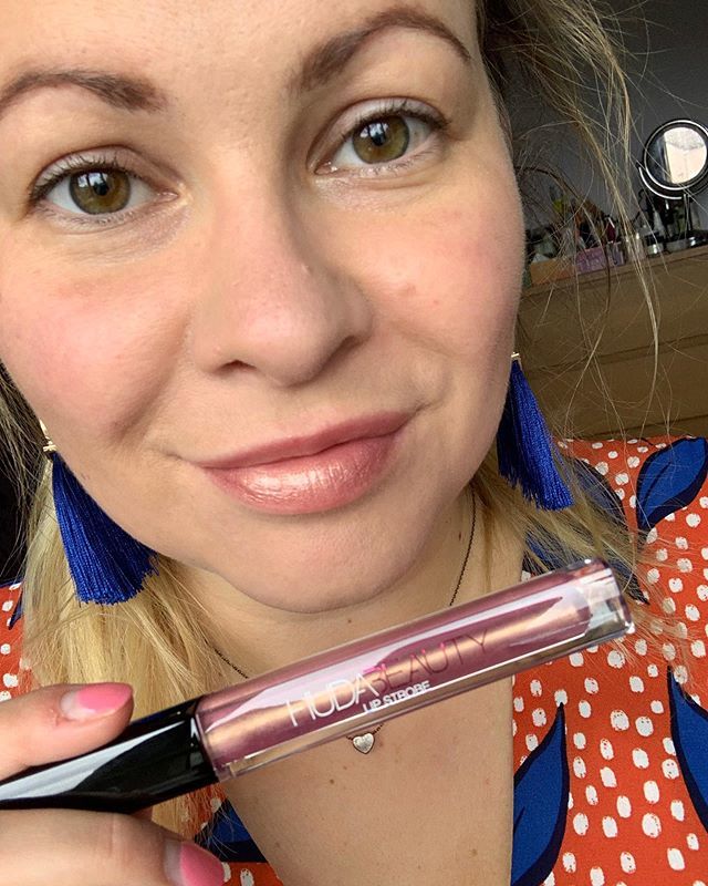 NicolaJenkins27's tweet photo. Love this lip strobe from @hudabeauty ๐ Review to follow on @nicolareviews ๐ -
#makeup #lipstrobe #lipgloss #huda #hudabeauty #selfie #nicolareviews #makeupreview #glossybox https://t.co/tzmwbwIq52 https://t.co/1YBmGh8Rvq