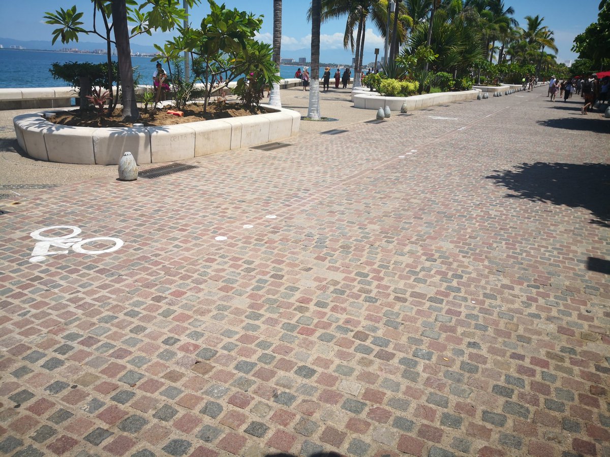 rob_deleon's tweet image. Centro histórico de Puerto Vallarta (MX) y hasta aquí hubo chance de meter ciclovía y verdor... @LuisEAlfaroM @BlandonJose