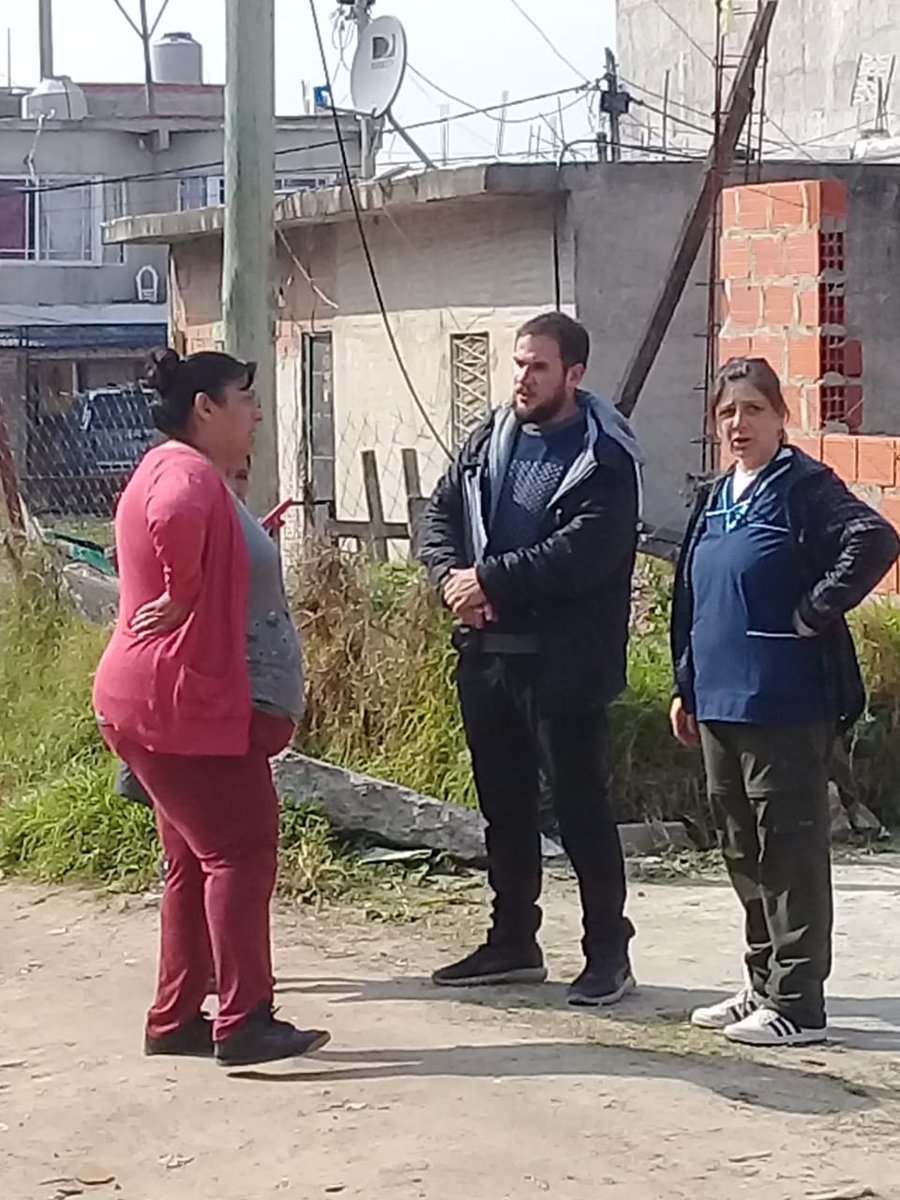 mstefanizzi's tweet photo. 📍Recorrimos el sector 6 y 8 de Barrio Tongui, entrevistando familias #electrodependientes para incorporarlas al registro municipal y también al listado que enviaremos a Edesur para mejorar el servicio eléctrico y evitar los constantes cortes de luz. 🔌
#LomasSeConecta https://t.co/Eq2XCC4Orv