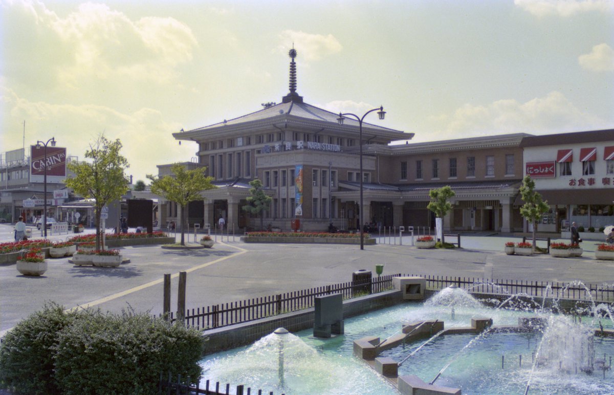 ならまち遊歩 平成初期のjr奈良駅 覚えてますか 昔の奈良のまちの写真を探しています 8 17 18 24 25の4日間 皆さんの思い出の景色を上映して楽しむ ならまち蔵シアター 開催 昔の写真をスマホで撮影して 蔵シアター でアップ Or