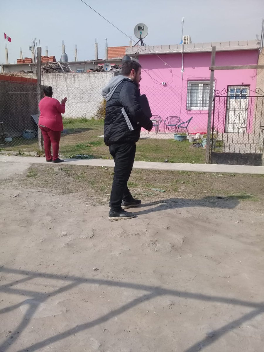 mstefanizzi's tweet photo. 📍Recorrimos el sector 6 y 8 de Barrio Tongui, entrevistando familias #electrodependientes para incorporarlas al registro municipal y también al listado que enviaremos a Edesur para mejorar el servicio eléctrico y evitar los constantes cortes de luz. 🔌
#LomasSeConecta https://t.co/Eq2XCC4Orv
