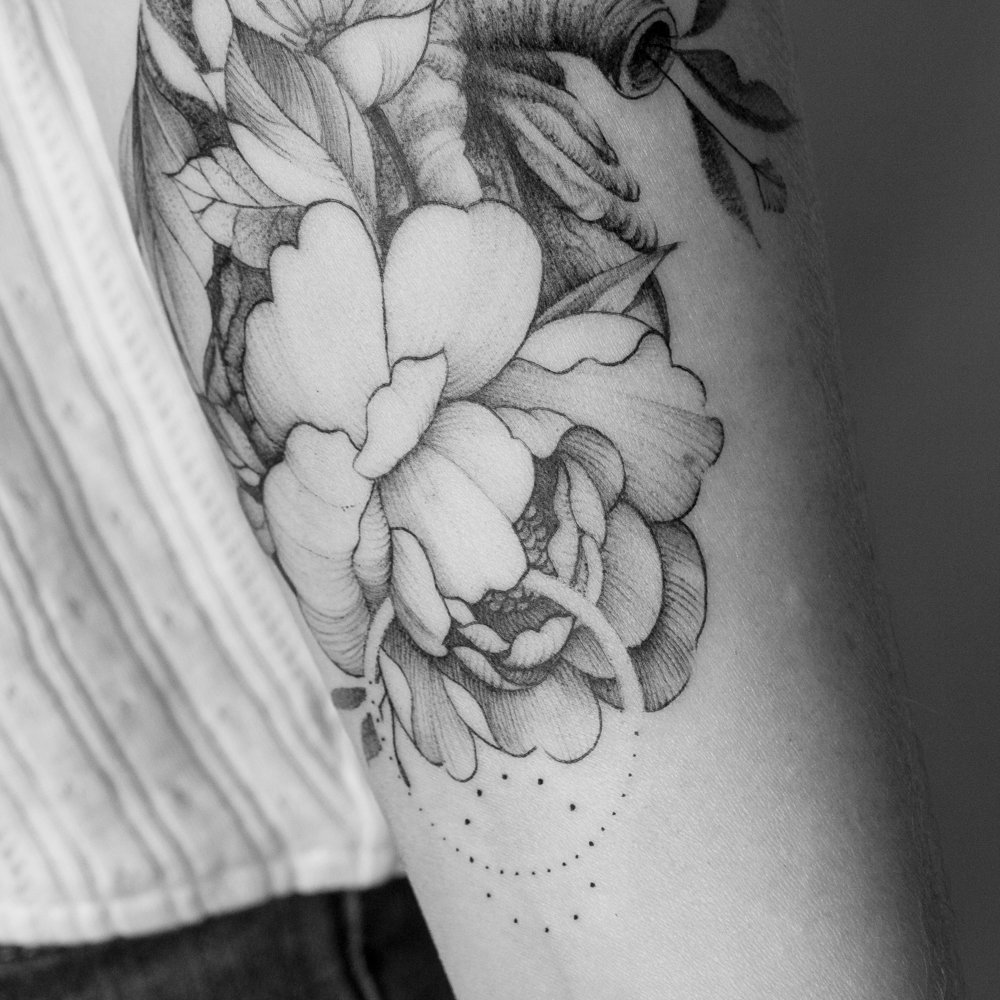 KalawaTattooer's tweet photo. Fine #heart with #flowers #tattoo.⠀⠀⠀⠀⠀⠀⠀
#dotwork #finework #dotworktattoo #finetattoo #dotworktattoos #vegantattoo #flower #vegantattooer #veganfriendly #tattooartist #botanicaltattoo #botanic #feuille #flowercomposition #nature #fleur #coeur #coeurfloral #heartflowers https://t.co/9y3DEiNjCP