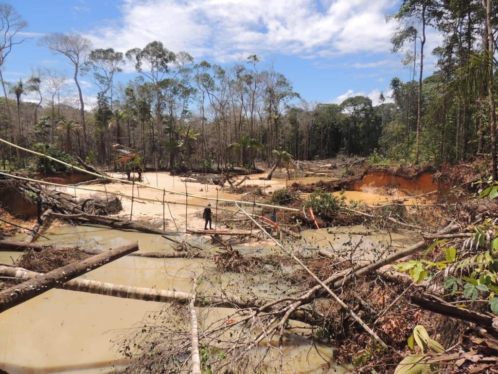 FuerzaAereaCol's tweet photo. Nueva operación militar contra la minería ilegal se realizó en inmediaciones del Río Inirída en Guainia, bajo el liderazgo de la @FuerzaAereaCol #Gaori #FTCAres en trabajo conjunto con @FuerzasMilCol @PoliciaColombia Ver más ➡ https://t.co/ckOJ85cmOK https://t.co/gjgq04wfVj