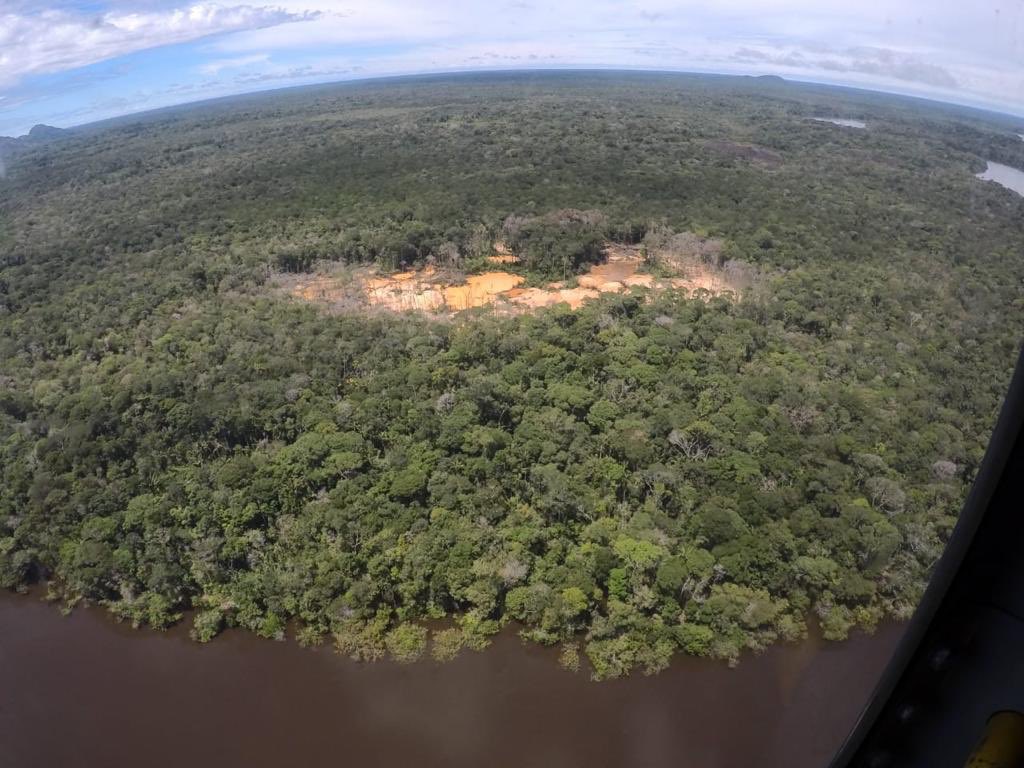 FuerzaAereaCol's tweet photo. Nueva operación militar contra la minería ilegal se realizó en inmediaciones del Río Inirída en Guainia, bajo el liderazgo de la @FuerzaAereaCol #Gaori #FTCAres en trabajo conjunto con @FuerzasMilCol @PoliciaColombia Ver más ➡ https://t.co/ckOJ85cmOK https://t.co/gjgq04wfVj