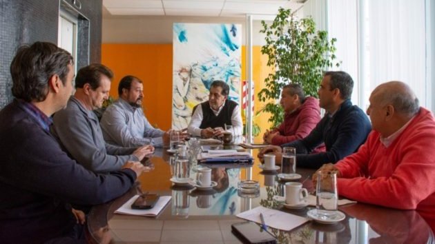 SenasaAR's tweet photo. #SanidadAnimal Nos reunimos con el @minproduccionSL para abordar tres temas vinculados a la sanidad en la provincia de San Luis: triquinosis, aftosa y rabia paresiante. Avanzamos en la planificación de estrategias conjuntas que se expondrán en la próxima #Coprosa. https://t.co/vt5190xdC3