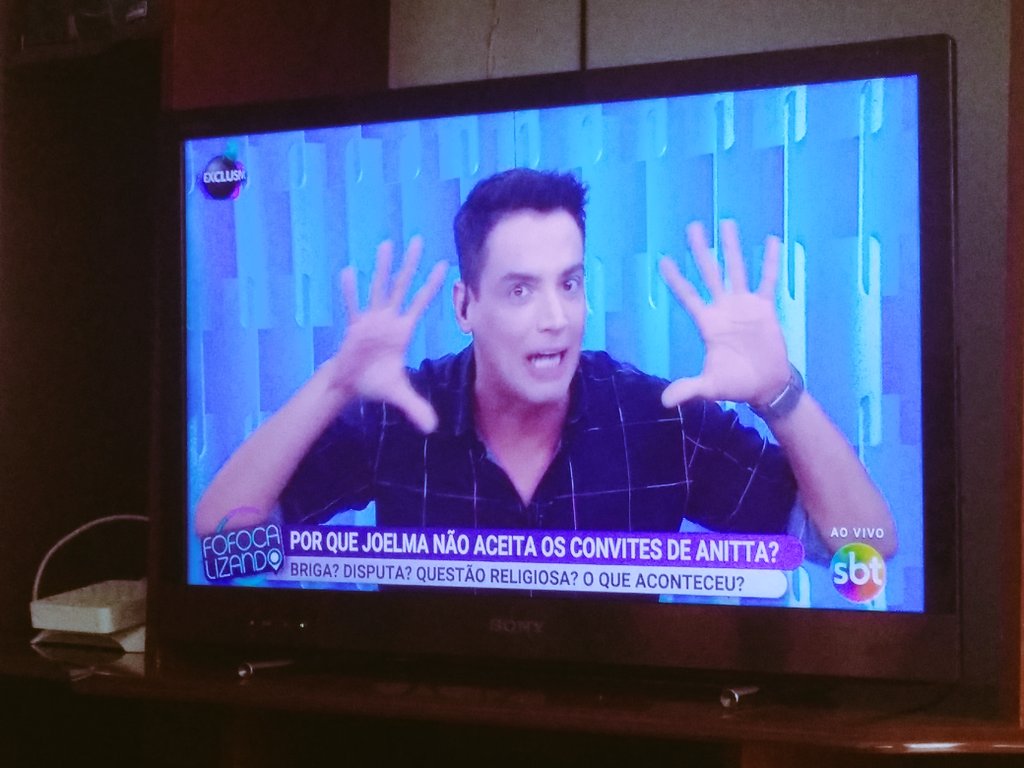 Tanto tempo q não vejo tv q tinha até esquecido de como as notícias dos programas da tarde são relevantes... 😂😂😂😂😂😂