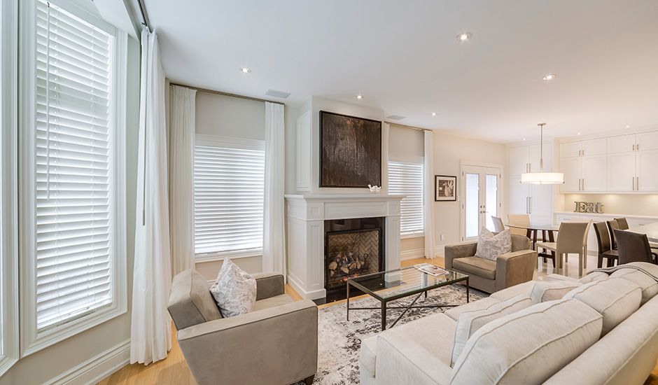 BudgetBlindsSPN's tweet photo. White wooden blinds from Budget Blinds offer a choice of 1" and 2 1/2" slat sizing, and when paired with drapery, offer enhanced privacy and light control. #BudgetBlindsofSpokane #Spokane #Washington https://t.co/R297JbBbn0