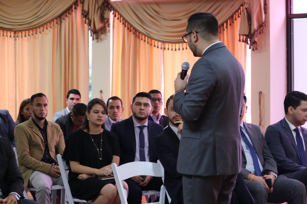 MarcoMidence's tweet photo. Ayer compartí con la Red Latinoamericana de Jóvenes @JuventudLAC, donde expuse sobre mis experiencias en la administración pública, la vocación de servir a los demás y la importancia de saber que todos estamos llamados a convertirnos en líderes por el bien de nuestra patria. 🇭🇳 https://t.co/8u51767qfW