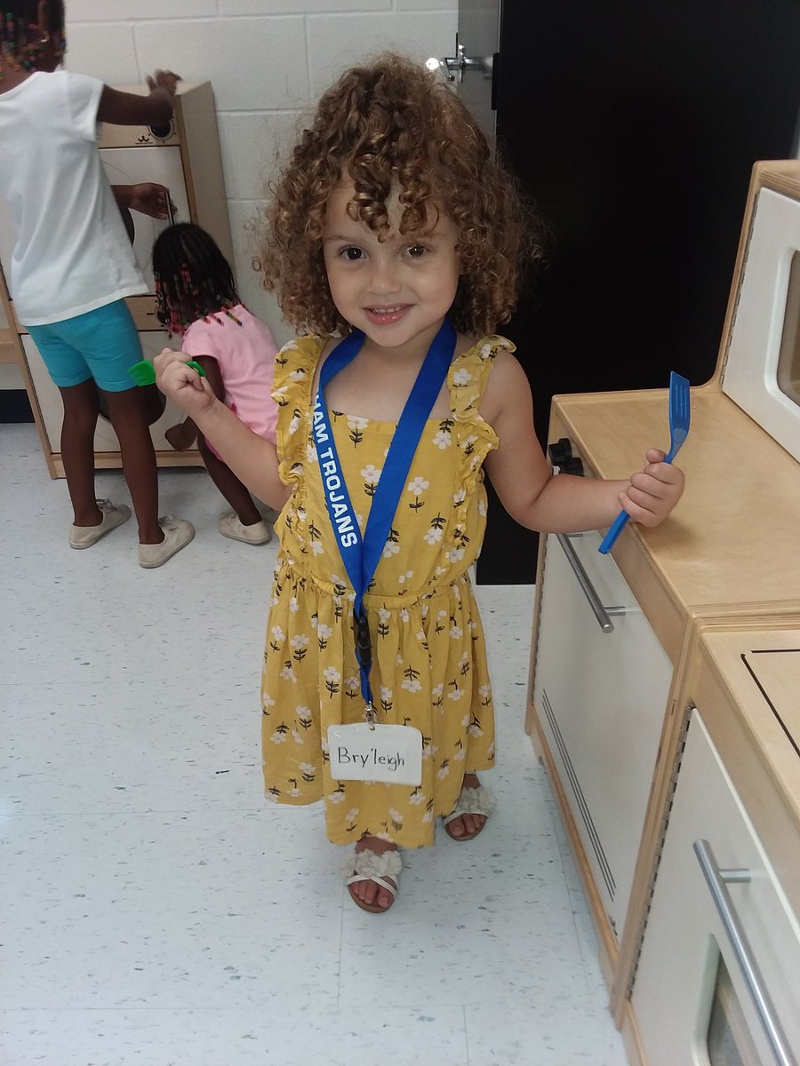 RoseHartford5's tweet photo. My adorable nieces at school. They are getting so big https://t.co/Zz8Lcq5pyT