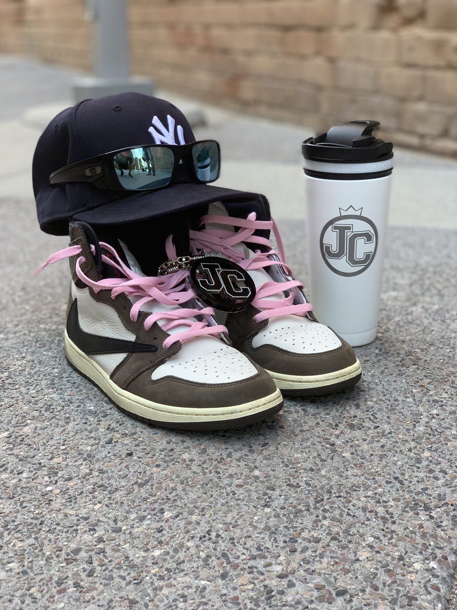 PhotoSilvas's tweet photo. Friday morning photo session with the one and only @JUSTCHILLY ......stay tuned #yankees #nike #okley #jc #thoselaces https://t.co/uD9ZR0glfz