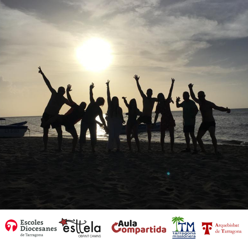 fsfructuos's tweet photo. HONDURES 2019 | La experiència a #Hondures2019 ha arribat a la seva fi amb el retorn dels nostres companys d'#EDT, que tornen a casa agraïts de participar d'aquest projecte de comunió que ens aplega a través de l'educació! #Gràcies #Esttela #AulaCompartida @McsTgn @missionstgn https://t.co/pEVthH2drS
