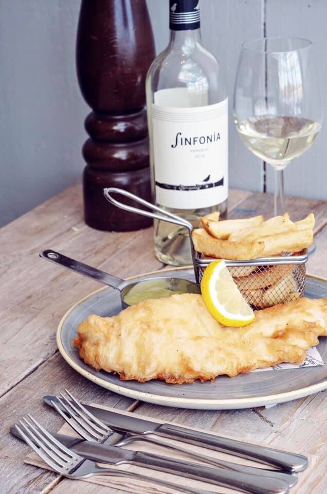 Is it even Friday if you don’t have fish and chips?! 🤷‍♀️🤷‍♂️
Start your weekend the best way and enjoy exceptional food in our cosy pub. 
#fishandchips #friday #weekendvibes #helloweekend #ukpubs #food #foodie