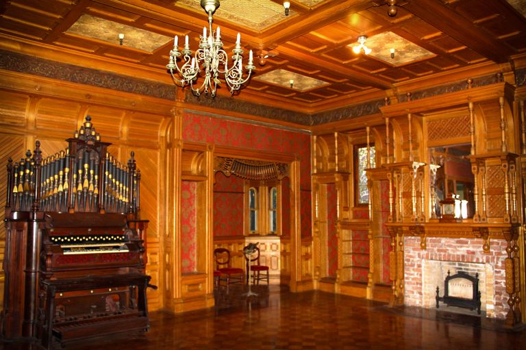 TomWardenAgent's tweet photo. Victorian #architecture is on full display in the Winchester Mystery #mansion in San Jose.  https://t.co/v54RsFzQWQ https://t.co/7fIDu58DgX