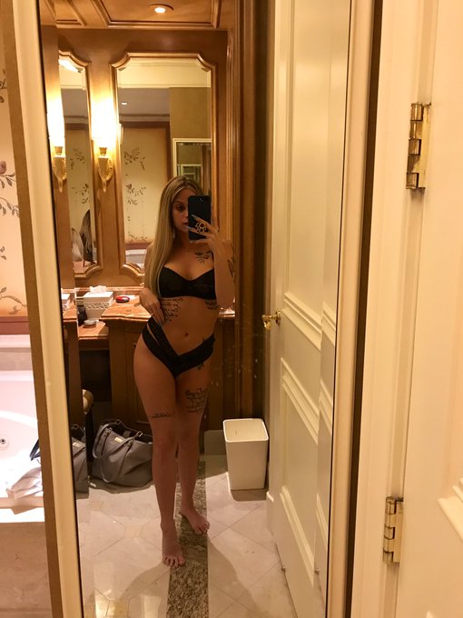 I&rsquo;m fucking blonde. https://t.co/PNkaJ0pfj9<a href="/tag/fuckcancer"class="tags"><span>#fuckcancer</span></a>