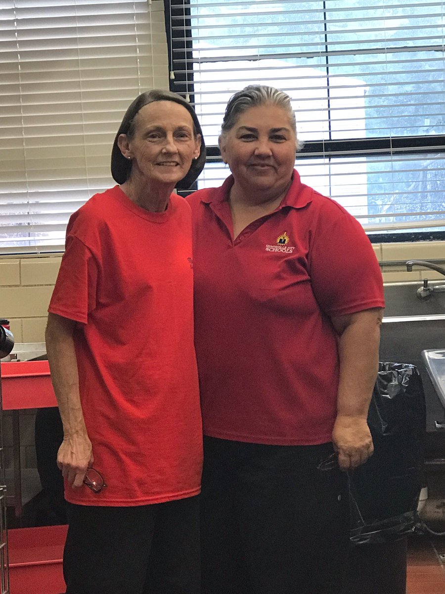 Huntsvillecity1's tweet photo. The CNP staff at Monte Sano Elementary is all smiles as they work diligently to serve our HCS young people. Thank you for all that you do! @HSVk12 @SanoSchool #huntsvillecitycnp #schoollunch #lunch #childnutrition #schoolmeals #teamwork #greatpeople #goodemployees #students https://t.co/ImieRF81Wf