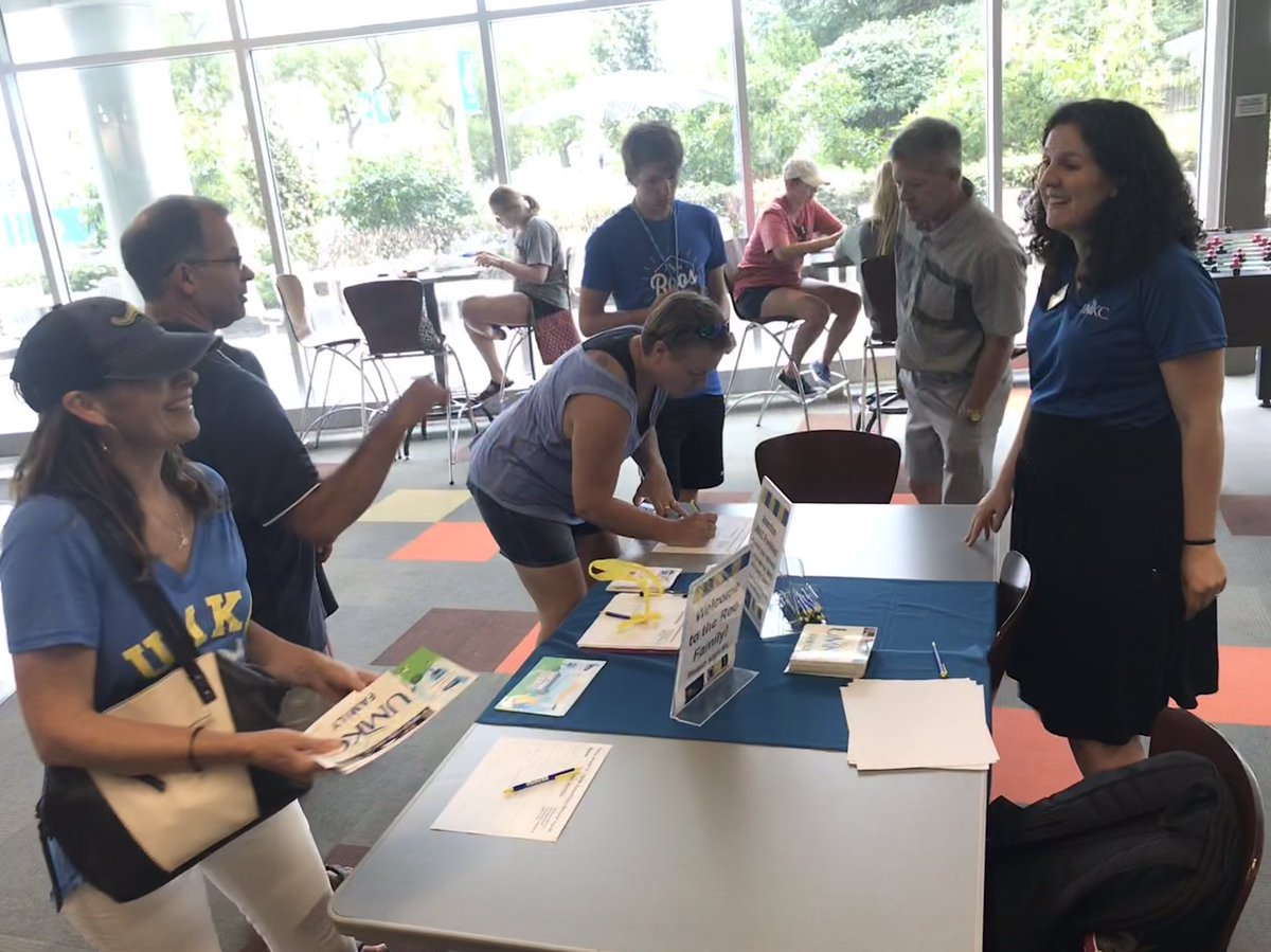 UMKC's tweet photo. Welcome to our Roo Families! #UMKCMoveIn #RooUp https://t.co/rbyGKPqP9m