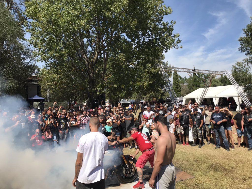 lepicurien42's tweet photo. Le Hells Week, 5ème du nom bat son plein à Roquebrune-sur-Argens. C’est chaud/show pendant 4 jours. L’Amérique avec ses Harley ou Indian font nombre. Le spectacle est permanent. Les stands sont en place. Show devant. #HellsWeek #Roquebrune #HarleyDavidson #HellsAngels https://t.co/WTIzSGUZyF