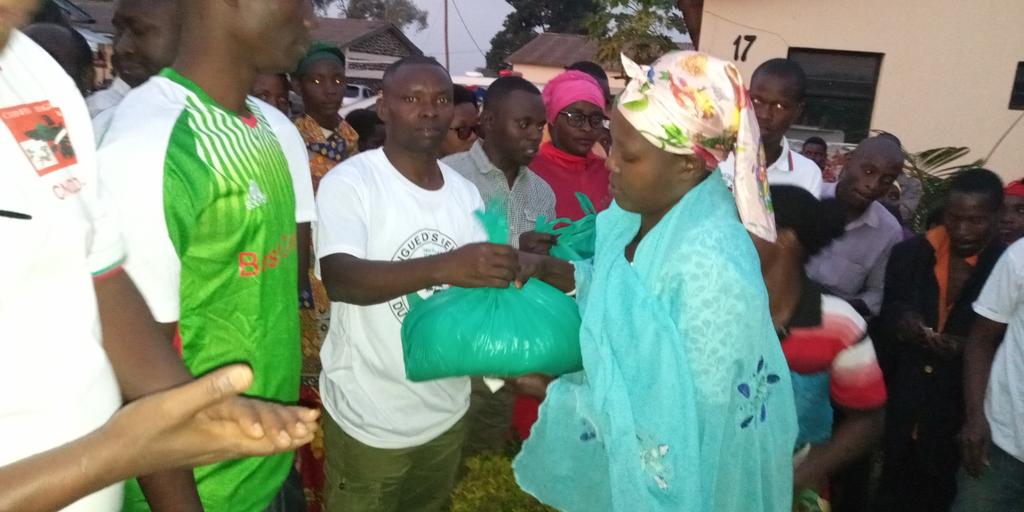 CnddFdd's tweet photo. A la veille de la célébration de l'#ImbonerakureDay , la ligue des jeunes en province Muyinga a visité les malades de l'Hôpital de Muyinga. Les jeunes étaient porteurs d'une aide en vivres et non vivres. Le Secrétaire Provincial du Parti a accompagné les Imbonerakure. #Burundi https://t.co/0PGnlmsoeV