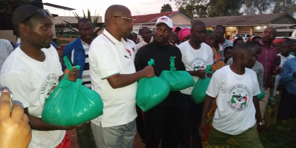 CnddFdd's tweet photo. A la veille de la célébration de l'#ImbonerakureDay , la ligue des jeunes en province Muyinga a visité les malades de l'Hôpital de Muyinga. Les jeunes étaient porteurs d'une aide en vivres et non vivres. Le Secrétaire Provincial du Parti a accompagné les Imbonerakure. #Burundi https://t.co/0PGnlmsoeV