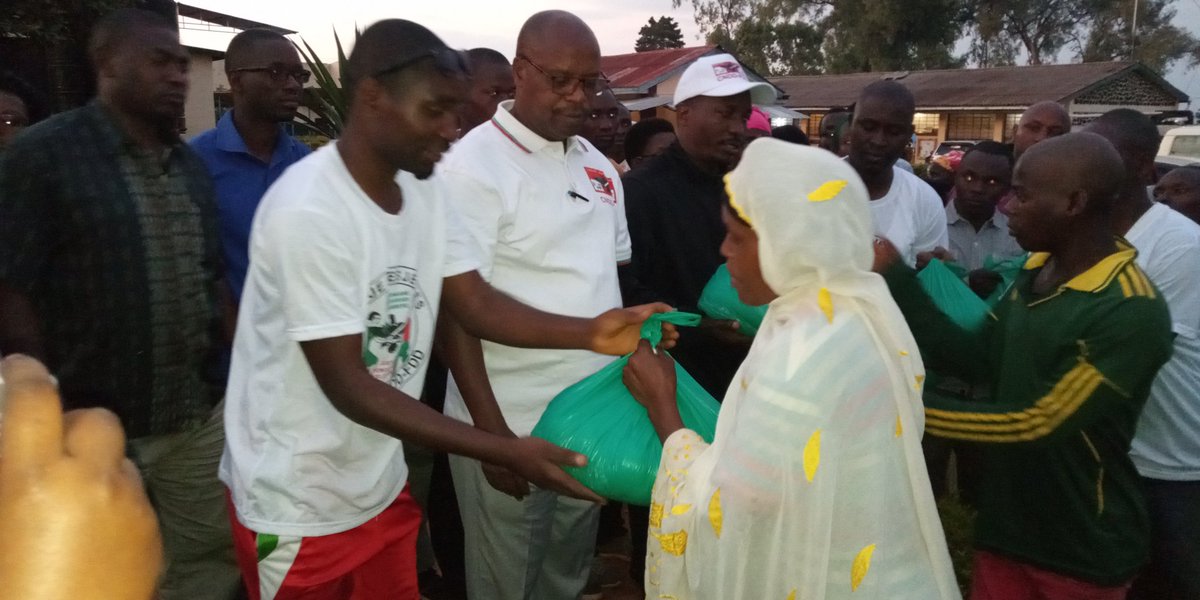 CnddFdd's tweet photo. A la veille de la célébration de l'#ImbonerakureDay , la ligue des jeunes en province Muyinga a visité les malades de l'Hôpital de Muyinga. Les jeunes étaient porteurs d'une aide en vivres et non vivres. Le Secrétaire Provincial du Parti a accompagné les Imbonerakure. #Burundi https://t.co/0PGnlmsoeV