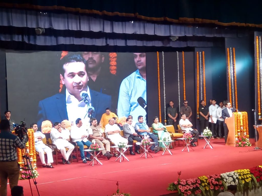 NiteshNRane's tweet photo. Today Baba’s autobiography was released in English n Marathi!
The young who think life has done all the injustice 2 them n their dream is just impossible..go get ur copy of No Holds Barred n then u shall start chasing ur dream n c it comin true 1 day! 
My Dad my Hero! https://t.co/yXv3AzcqY0