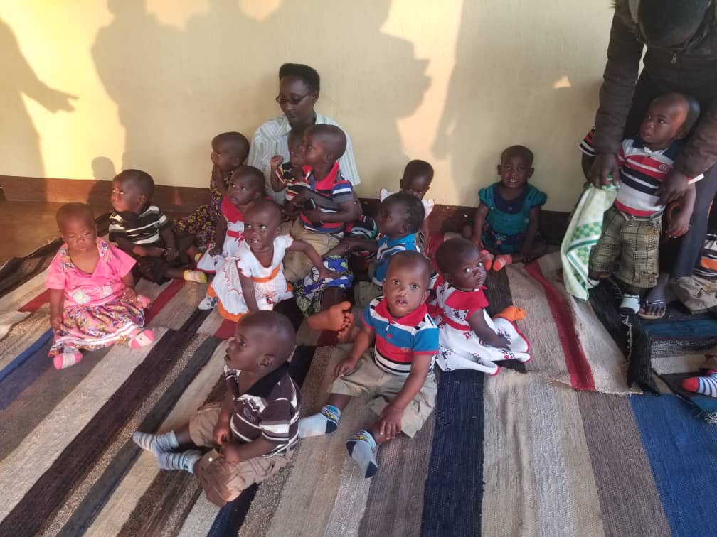 CnddFdd's tweet photo. Dans la province Bururi, les jeunes Imbonerakure ont visité l'orphelinat de Kiremba, ils ont apporté des biens vivres et non vivres. Les responsables de l'orphelinat ont fortement apprecié cet geste de charité. #Burundi #ImbonerakureDay https://t.co/Cnq7IjhASA