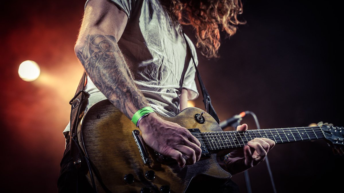 LaimePilniga's tweet photo. HELP&amp;MAX SHARE!  Vakar vakarā (15.08.2019.) Rīgā, netālu no t/c Domina, nozagts Mārča leģendārais Gibson Les Paul!! Ja kāds redz uz ielas kādu ejam ar šādu gaišu gibson keisu, vai JEBKUR, lūdzu, nekavējies sazināties ar Mārci: 20310240 https://t.co/e43wfPnOUh